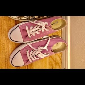 Purplish Converse Air walk/ like new. Never worn!